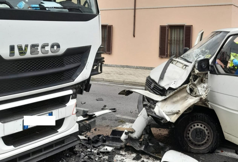 Scontro furgone-camion al Lavello di Ozzano